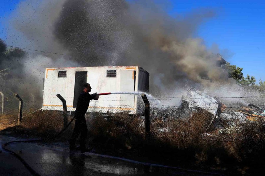 Hurda Araçların Alev Alev Yandığı Yangına Kova Ve Hortumlarla Müdahale Ettiler