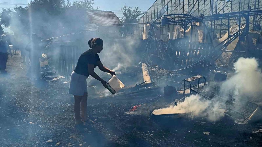 Hurda Araçların Alev Alev Yandığı Yangına Kova Ve Hortumlarla Müdahale Ettiler