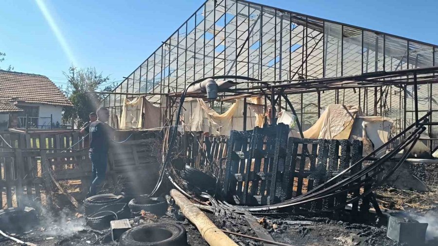 Hurda Araçların Alev Alev Yandığı Yangına Kova Ve Hortumlarla Müdahale Ettiler