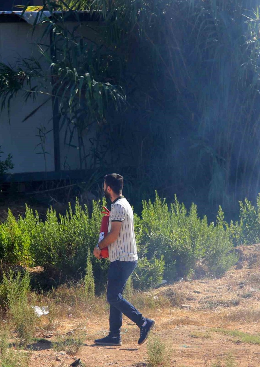 Hurda Araçların Alev Alev Yandığı Yangına Kova Ve Hortumlarla Müdahale Ettiler