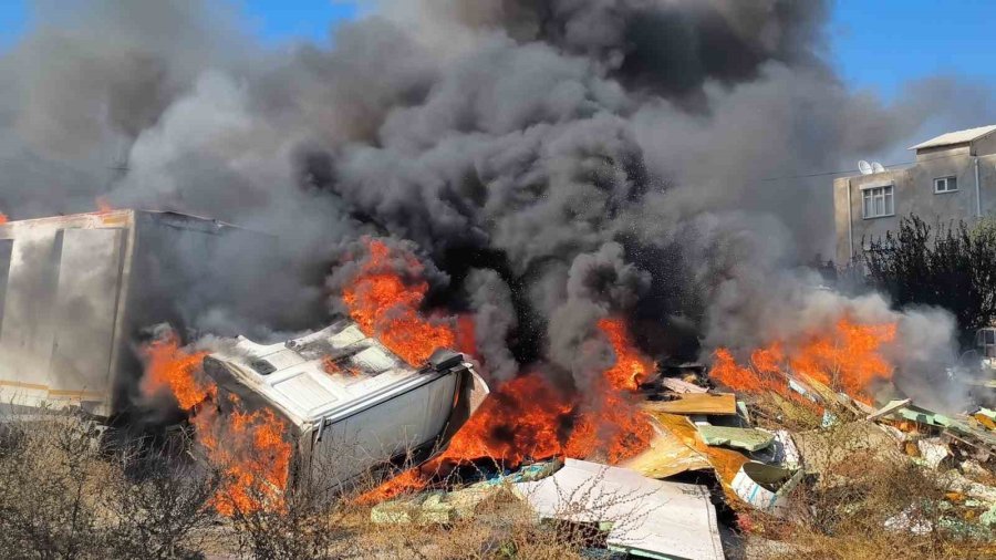 Hurda Araçların Alev Alev Yandığı Yangına Kova Ve Hortumlarla Müdahale Ettiler