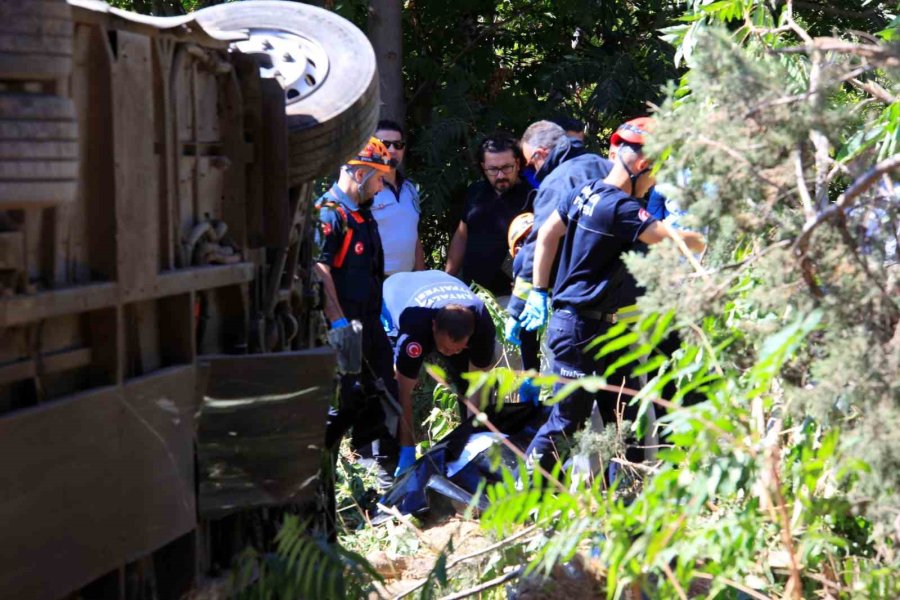 Antalya’da Sürücüsü Direksiyon Başında Rahatsızlanan Elektrikli Otobüs Devrildi, Sürücü Hayatını Kaybetti