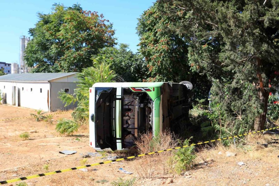 Antalya’da Sürücüsü Direksiyon Başında Rahatsızlanan Elektrikli Otobüs Devrildi, Sürücü Hayatını Kaybetti