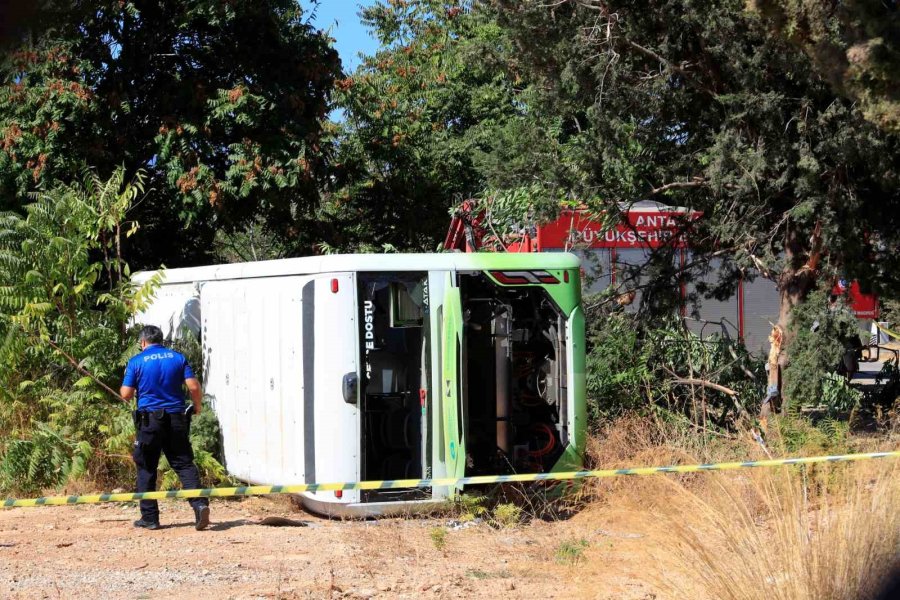 Antalya’da Sürücüsü Direksiyon Başında Rahatsızlanan Elektrikli Otobüs Devrildi, Sürücü Hayatını Kaybetti