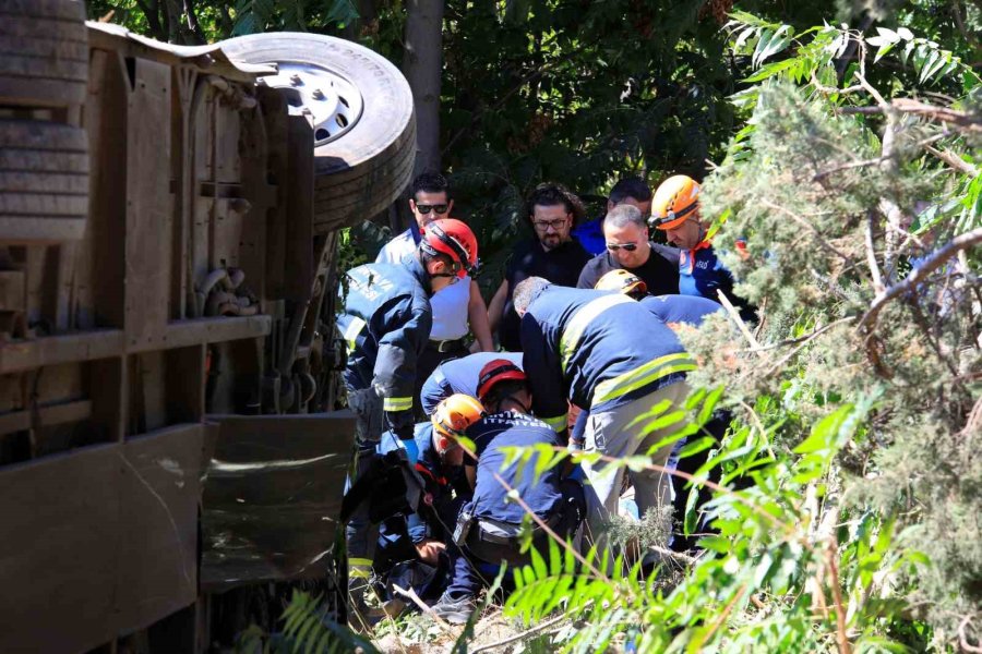 Antalya’da Sürücüsü Direksiyon Başında Rahatsızlanan Elektrikli Otobüs Devrildi, Sürücü Hayatını Kaybetti
