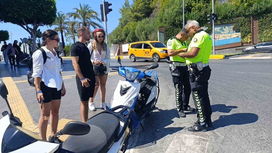 Avusturyalı Turistler Kiraladıkları Motosikletle Kaza Yaptı