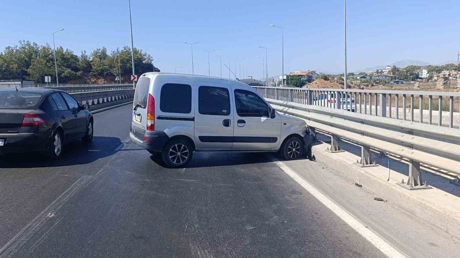 Bariyerlere Çarpıp Kaza Yapan Sürücü Kazayı Burnu Kanamadan Atlattı