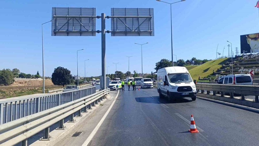Bariyerlere Çarpıp Kaza Yapan Sürücü Kazayı Burnu Kanamadan Atlattı