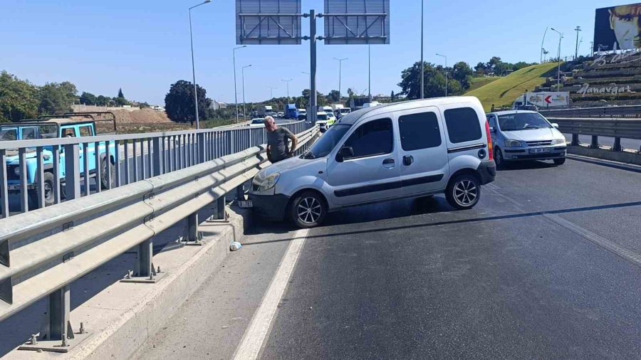 Bariyerlere Çarpıp Kaza Yapan Sürücü Kazayı Burnu Kanamadan Atlattı
