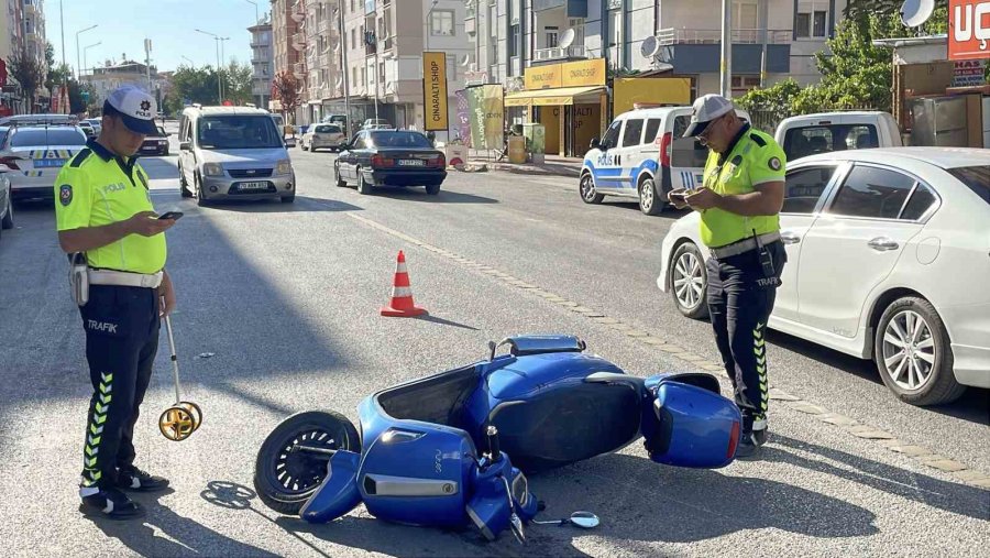 Ekmek Alıp Evine Dönen Yaşlı Adama Motosiklet Çarptı