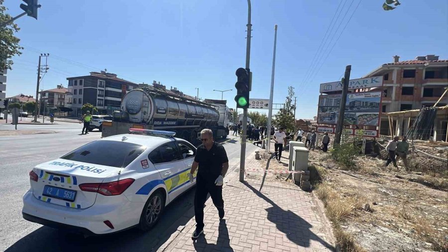 Engelli Kız Çocuğu İle Annesine Tır Çarptı: Tırın Altında Kalan Anne Olay Yerinde Hayatını Kaybetti