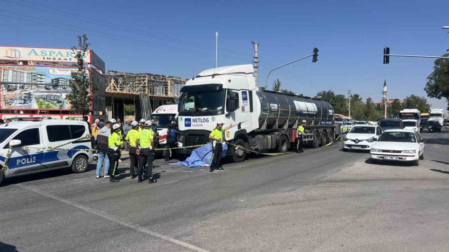 Engelli Kız Çocuğu İle Annesine Tır Çarptı: Tırın Altında Kalan Anne Olay Yerinde Hayatını Kaybetti