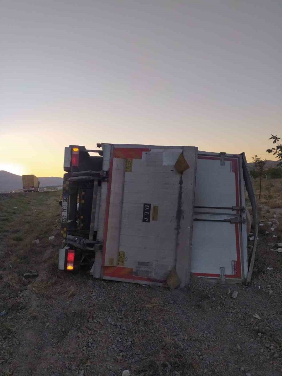 Karapınar’da Kamyon Devrildi: 2 Yaralı