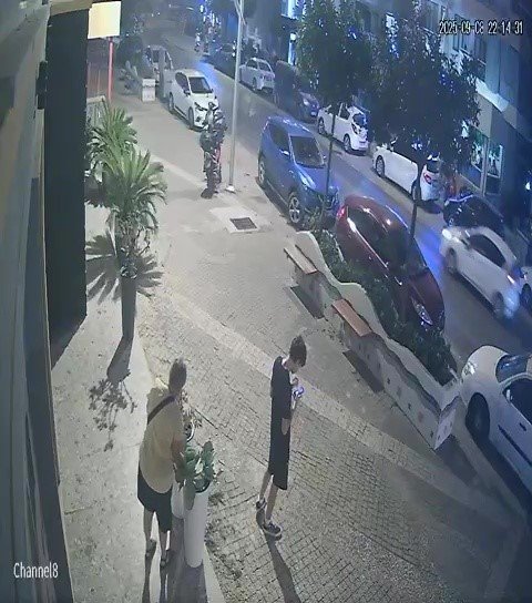 Gözüne Kestirdiği Saksıdaki Çiçeği Sökerek Götürdü