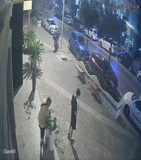 Gözüne Kestirdiği Saksıdaki Çiçeği Sökerek Götürdü