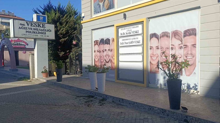 Gözüne Kestirdiği Saksıdaki Çiçeği Sökerek Götürdü