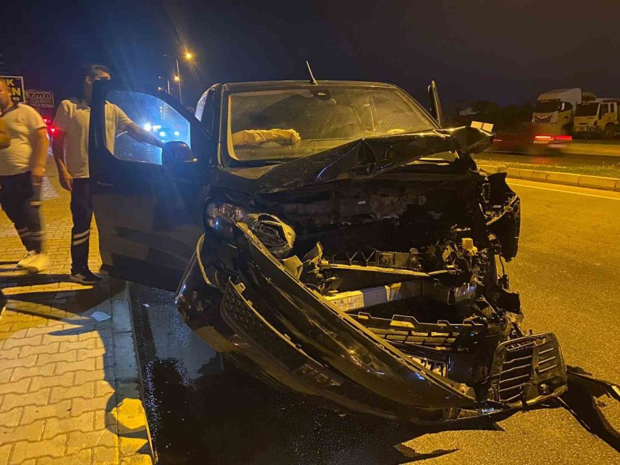 Antalya’da 3 Aracın Karıştığı Kazada 5 Kişi Yaralandı