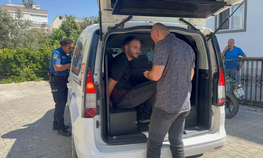 Antalya’da Eşiyle Birlikte Yürüdüğü Kaldırımda Silahlı Saldırıya Uğradı