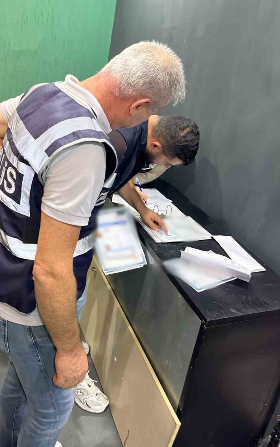 Alanya’da Eş Zamanlı Denetimlerde 887 Kişi Sorgulandı, 11 İş Yerine İşlem Yapıldı