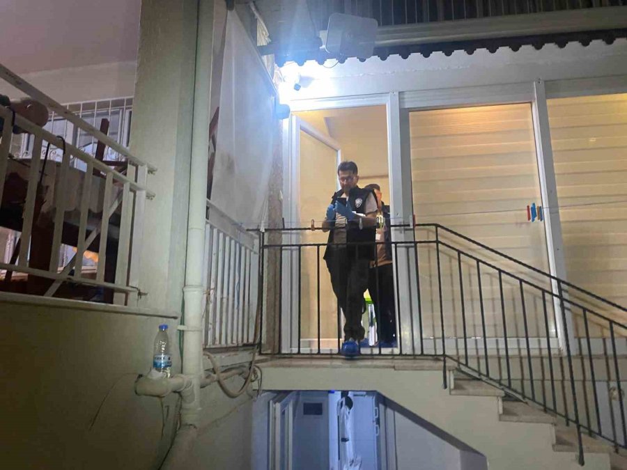 Eski Karısını Eşarbıyla Ve Yastıkla Boğup Polise Teslim Oldu