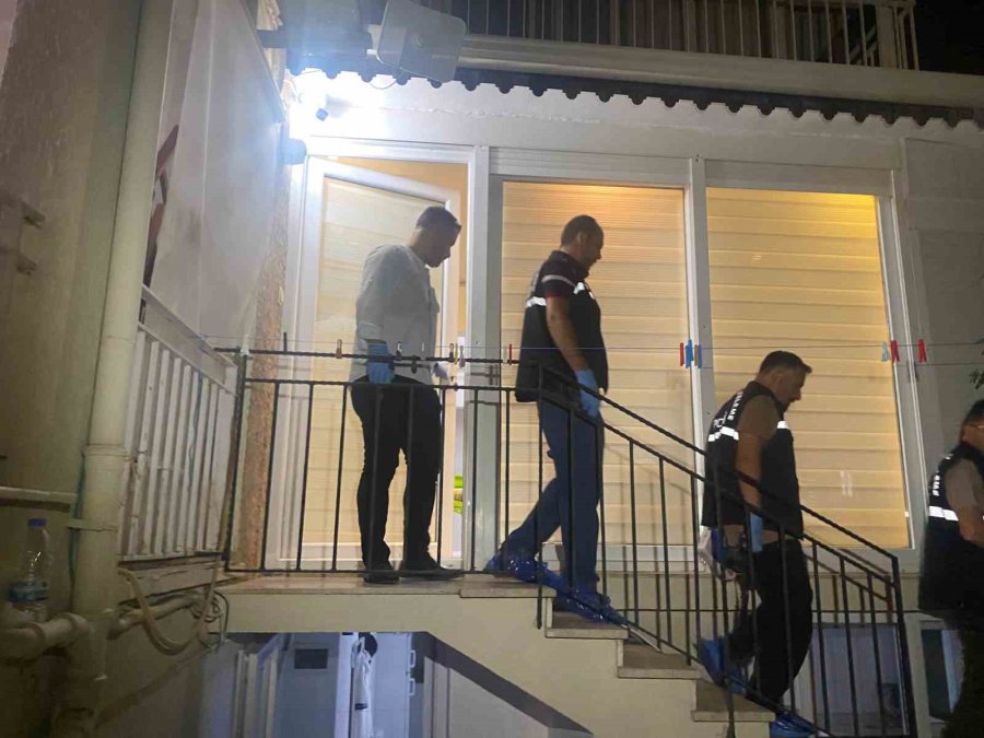 Eski Karısını Eşarbıyla Ve Yastıkla Boğup Polise Teslim Oldu