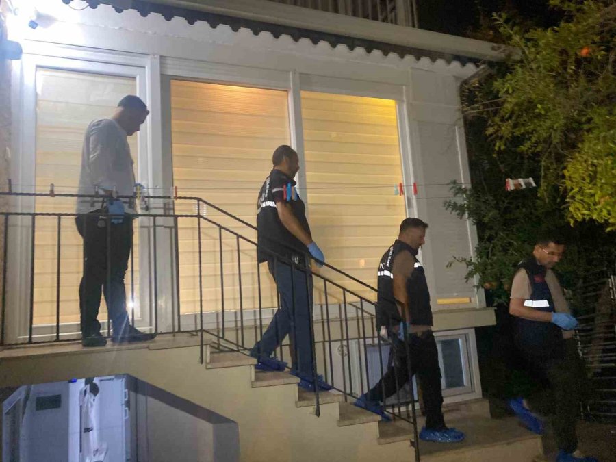 Eski Karısını Eşarbıyla Ve Yastıkla Boğup Polise Teslim Oldu