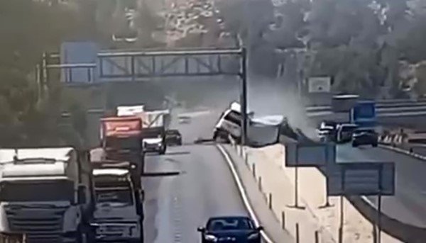 Tır Ve Dorsenin Ayrılıp, Yoldaki Bariyeri Yerinden Koparan Feci Kaza Kamerada