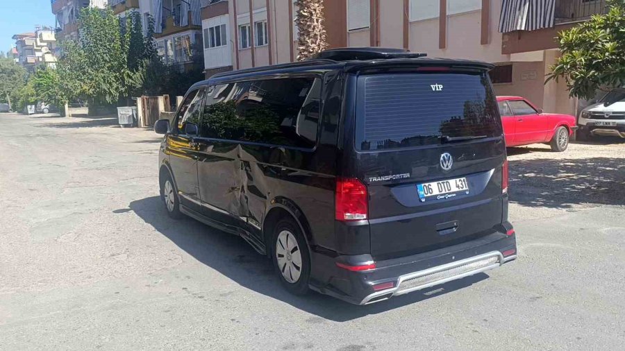 Antalya’da Tur Aracıyla Çarpışan Motosikletli Yaralandı