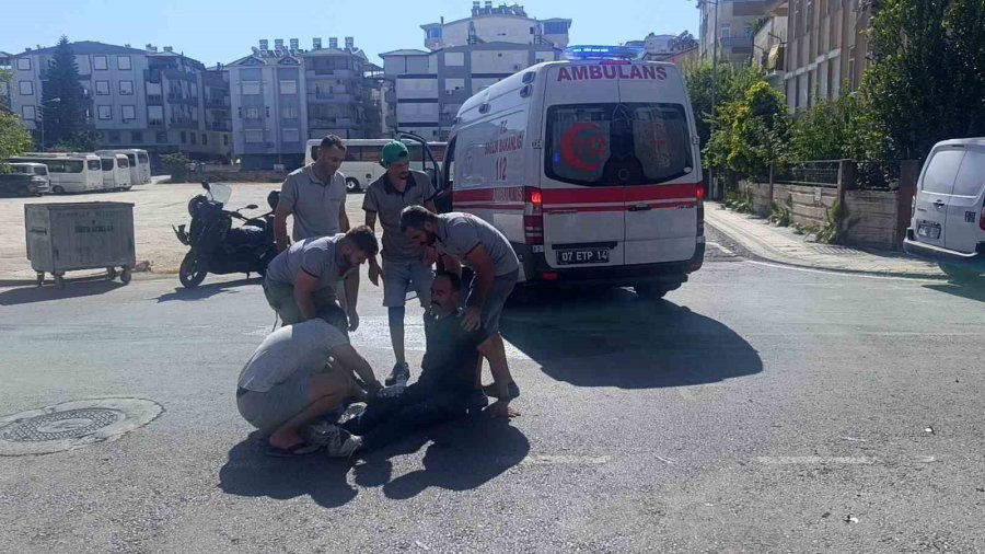 Antalya’da Tur Aracıyla Çarpışan Motosikletli Yaralandı