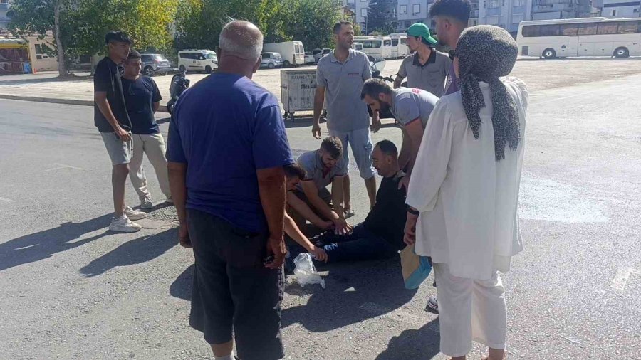 Antalya’da Tur Aracıyla Çarpışan Motosikletli Yaralandı