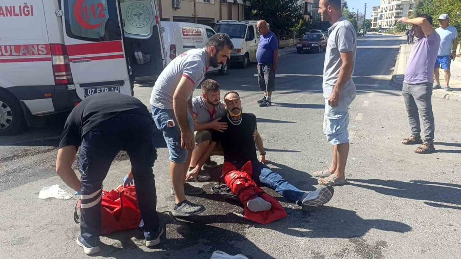 Antalya’da Tur Aracıyla Çarpışan Motosikletli Yaralandı