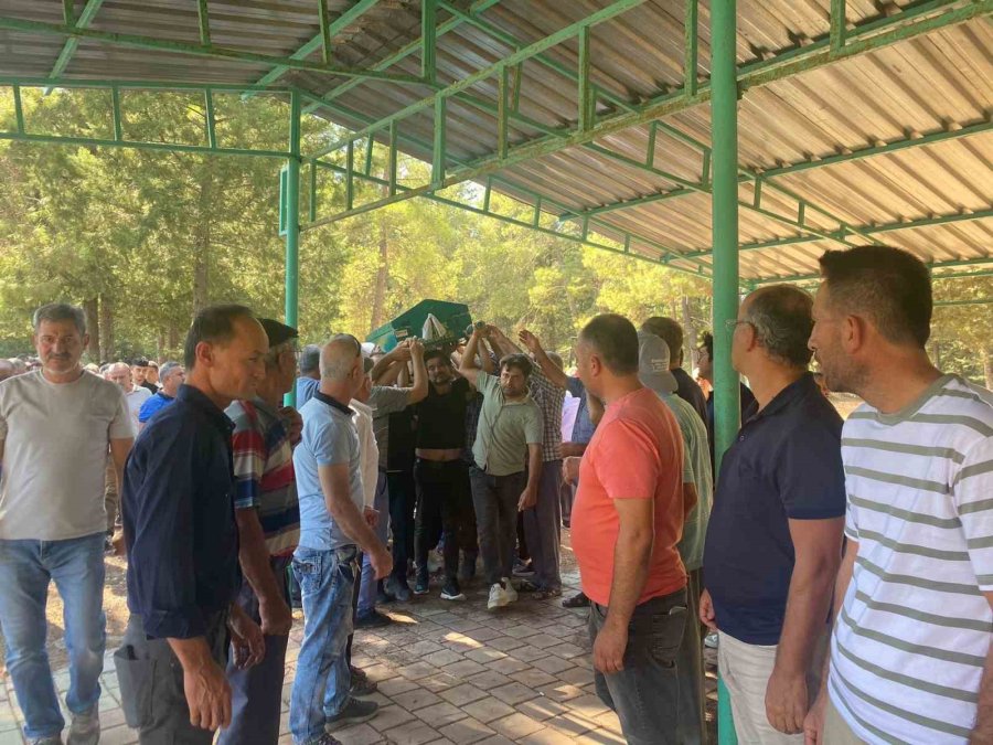 Öğretmen Babanın En Ağır Yükü: Okul Bahçesinde Fenalaşan Oğlunun Tabutunu Bir An Olsun Bırakmadı