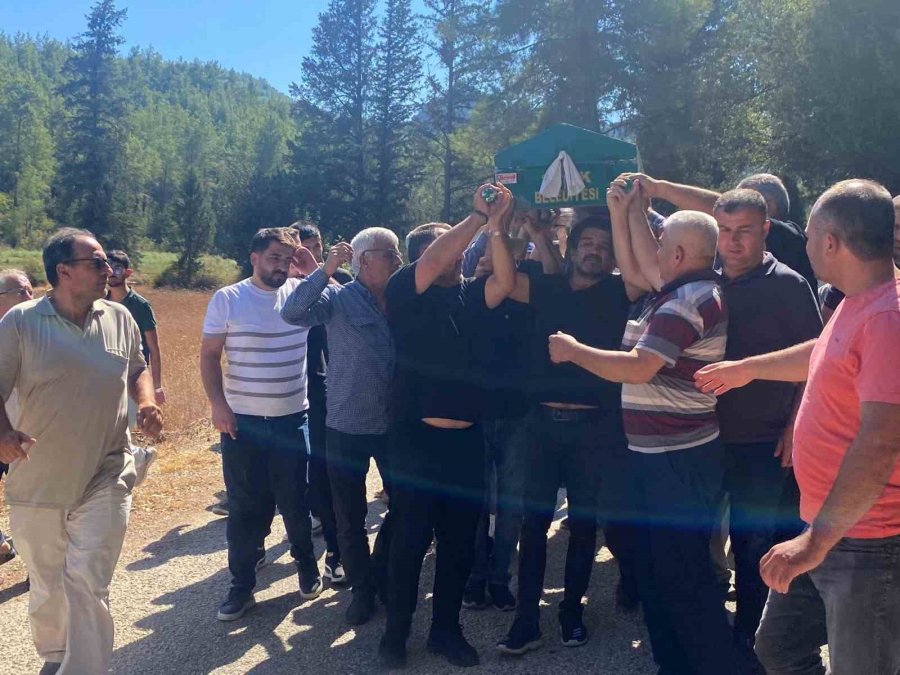 Öğretmen Babanın En Ağır Yükü: Okul Bahçesinde Fenalaşan Oğlunun Tabutunu Bir An Olsun Bırakmadı