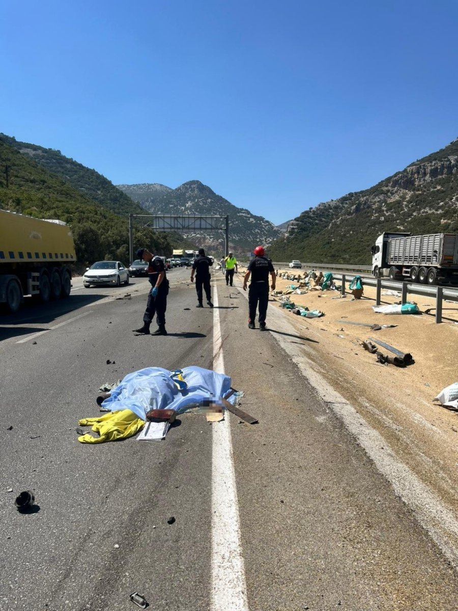 Tır Ve Dorsenin Ayrılıp, Yoldaki Bariyeri Yerinden Koparan Feci Kaza Kamerada