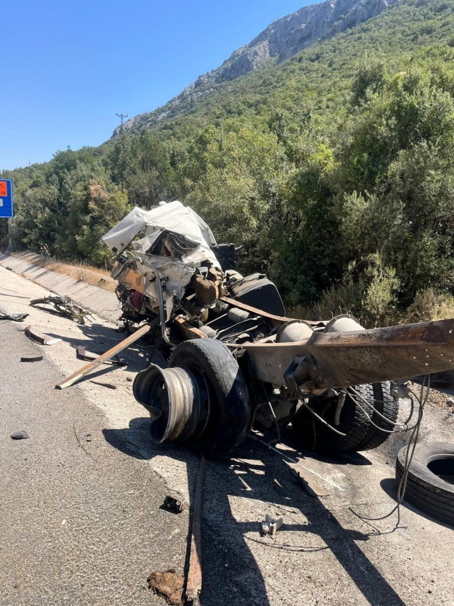 Tır Ve Dorsenin Ayrılıp, Yoldaki Bariyeri Yerinden Koparan Feci Kaza Kamerada