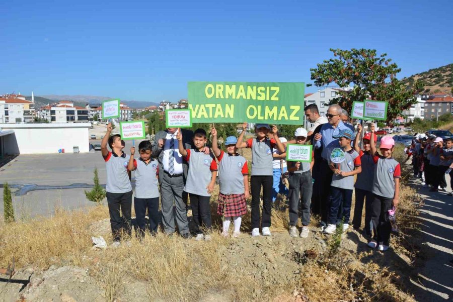 Korkuteli’de Öğrenciler ’yeşil Vatan’ İçin Fidan Dikti