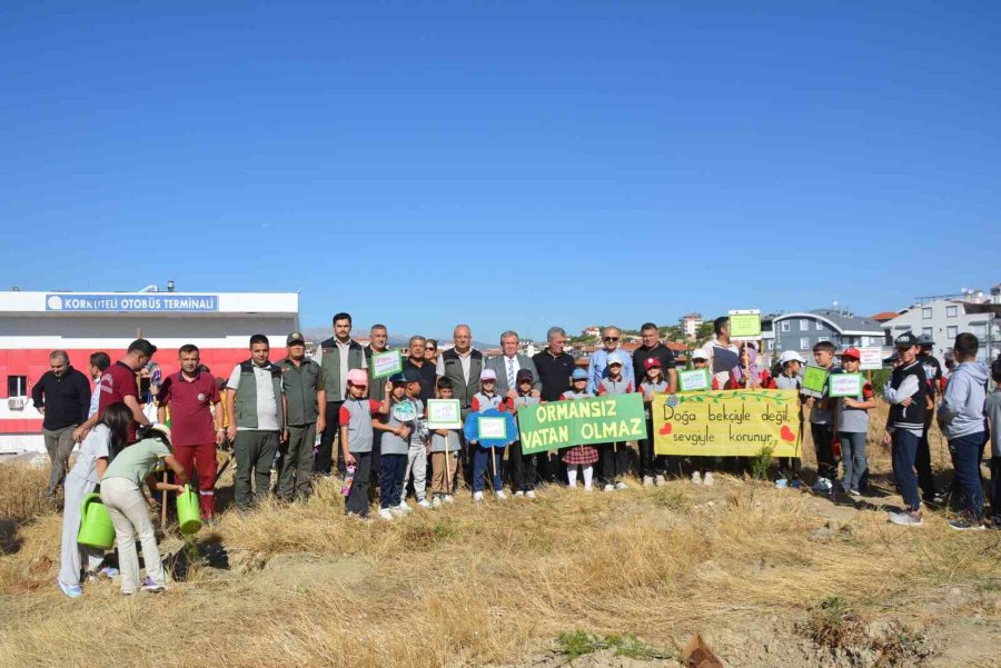 Korkuteli’de Öğrenciler ’yeşil Vatan’ İçin Fidan Dikti