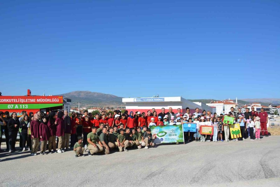 Korkuteli’de Öğrenciler ’yeşil Vatan’ İçin Fidan Dikti