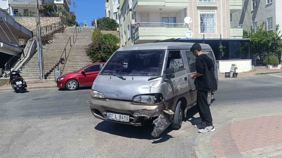 Manavgat’ta Kamyonetle Çarpışan Motosikletin Sürücüsü Yaralandı