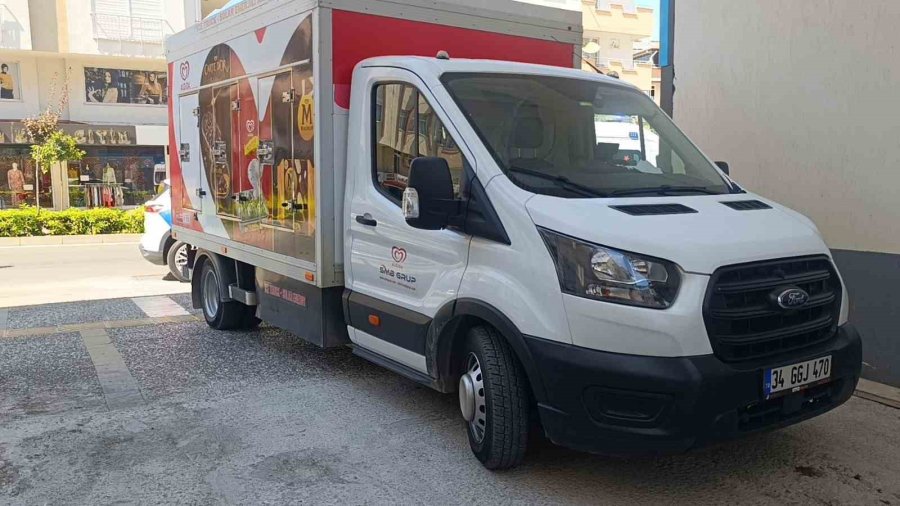 Kamyonetin Aynasına Çarpan Elektrikli Bisiklet Sürücüsü Yaralandı