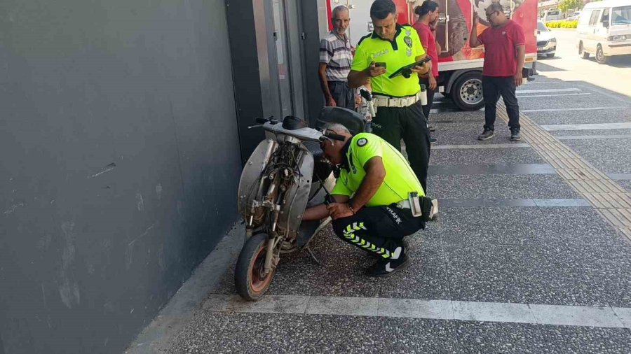 Kamyonetin Aynasına Çarpan Elektrikli Bisiklet Sürücüsü Yaralandı