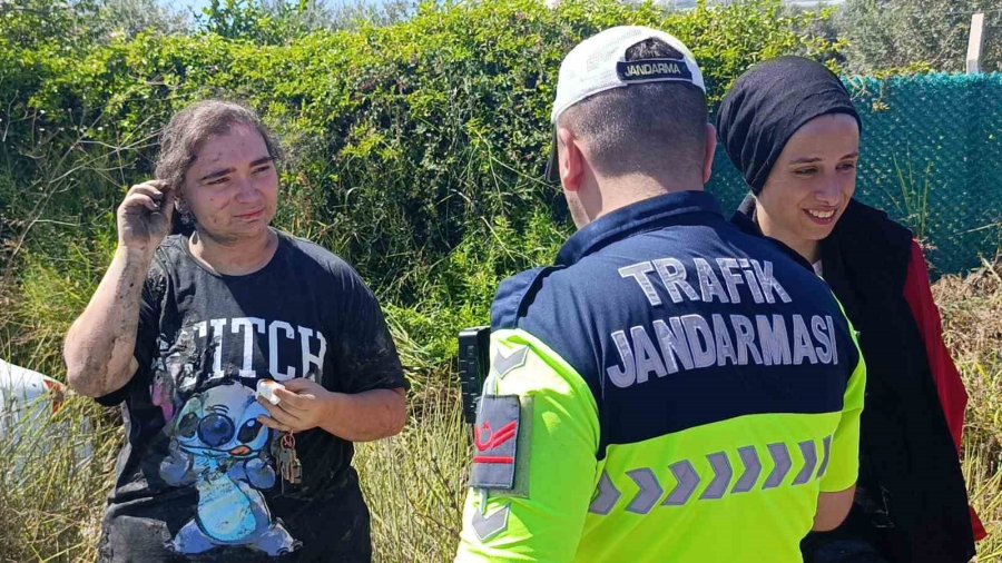 Sulama Kanalına Uçan Otomobilin Sürücüsü Kazayı Yara Almadan Atlattı