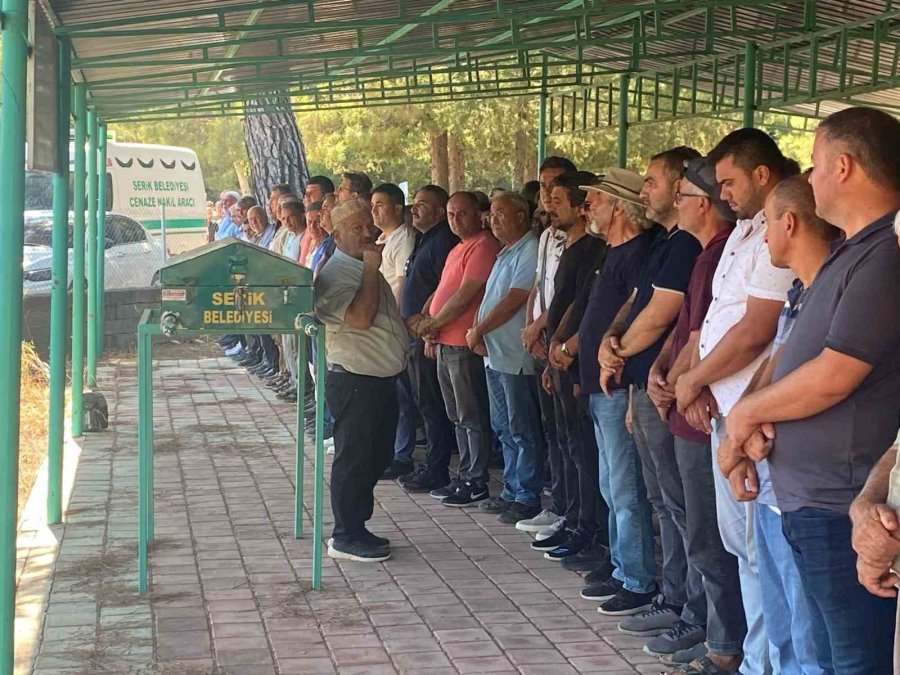 Öğretmen Babanın En Ağır Yükü: Okul Bahçesinde Fenalaşan Oğlunun Tabutunu Bir An Olsun Bırakmadı