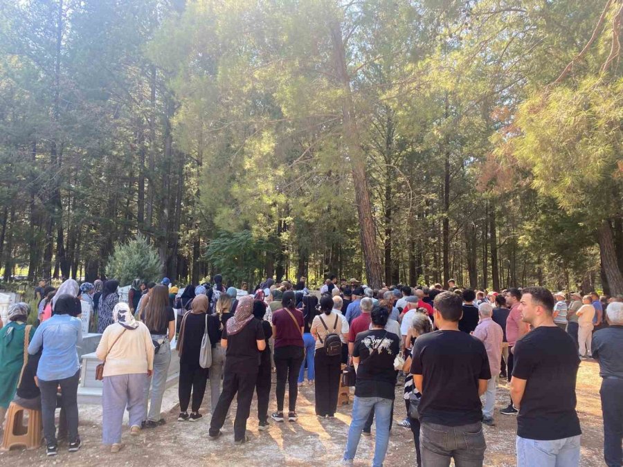 Öğretmen Babanın En Ağır Yükü: Okul Bahçesinde Fenalaşan Oğlunun Tabutunu Bir An Olsun Bırakmadı
