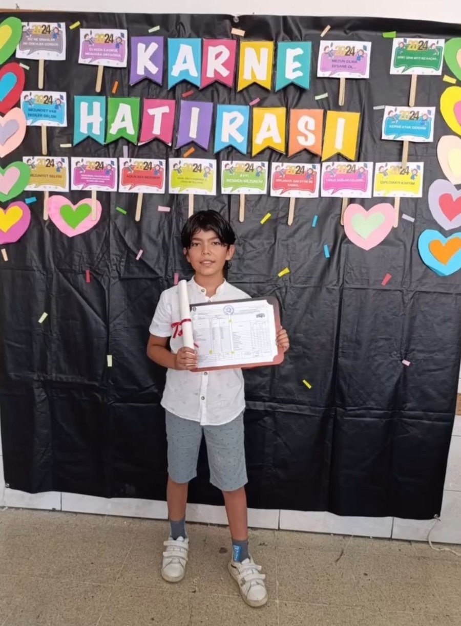 Öğretmen Babanın En Ağır Yükü: Okul Bahçesinde Fenalaşan Oğlunun Tabutunu Bir An Olsun Bırakmadı