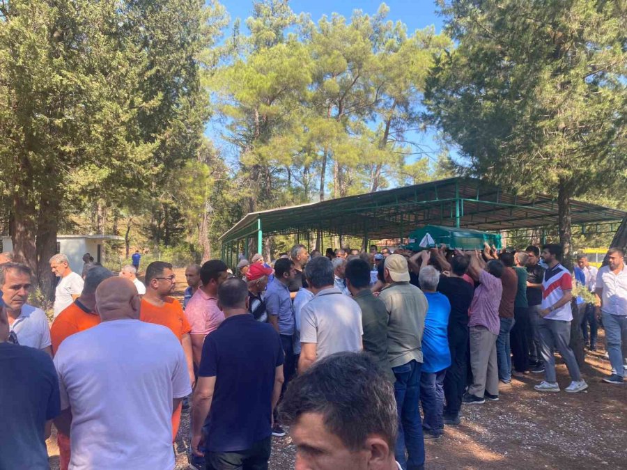 Öğretmen Babanın En Ağır Yükü: Okul Bahçesinde Fenalaşan Oğlunun Tabutunu Bir An Olsun Bırakmadı