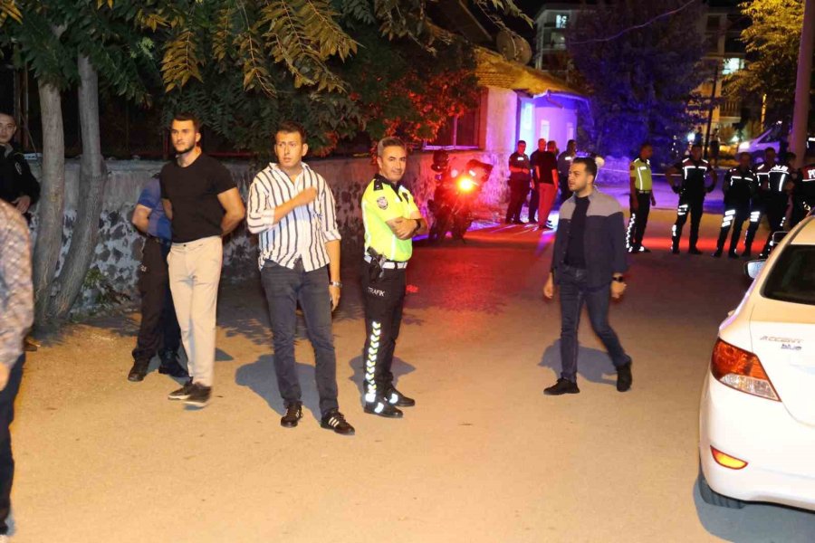 Önce Komşusunu Sonra Annesi İle Kardeşini Ardından Kendini Vuran Genç Hayatını Kaybetti