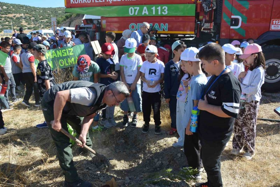 Korkuteli’de Öğrenciler ’yeşil Vatan’ İçin Fidan Dikti