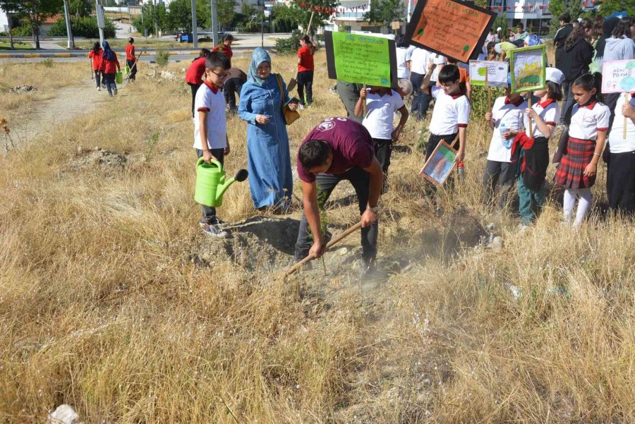 Korkuteli’de Öğrenciler ’yeşil Vatan’ İçin Fidan Dikti