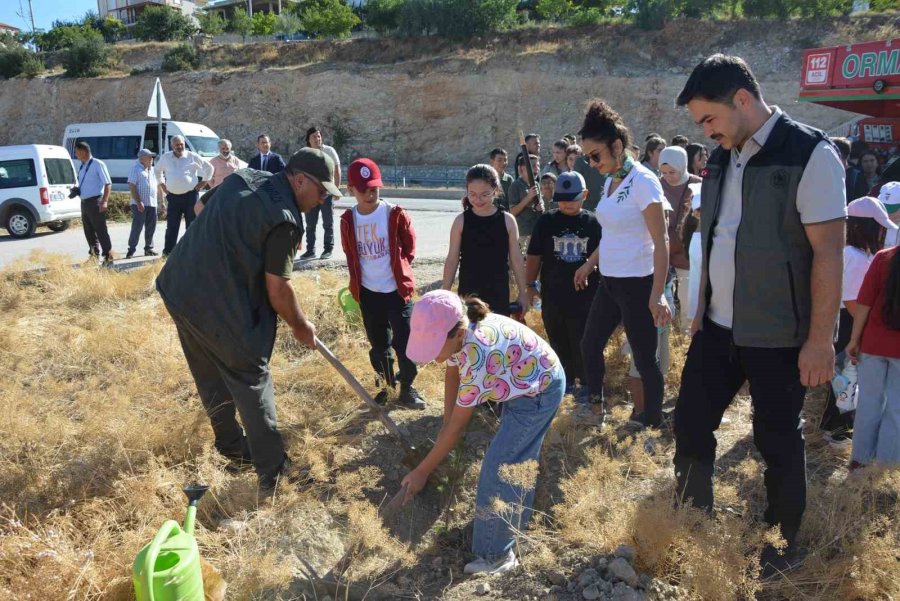 Korkuteli’de Öğrenciler ’yeşil Vatan’ İçin Fidan Dikti